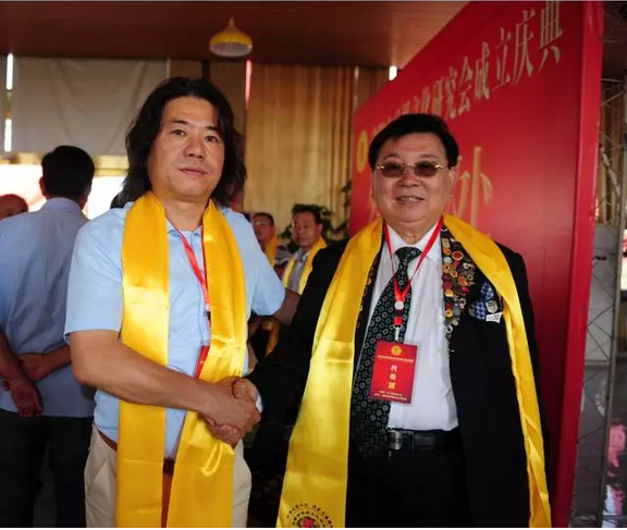 洛阳市马援文化研究会会长马万庆与世界马氏宗亲会理事长马潮