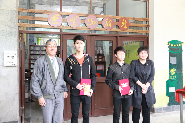 3、向获奖学生颁奖