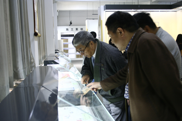 2、李庆森陪同马新民参观韩春景专题集邮展。