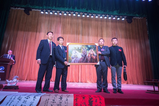 马东亚副总会长赠送俄罗斯油画