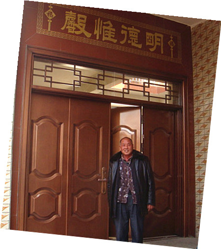 马景常在自家门前